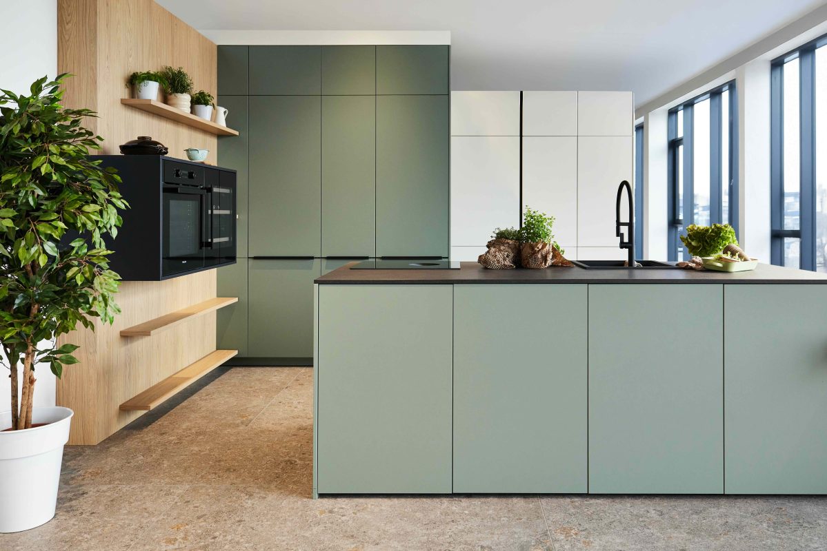 Fjord Grün mit Eiche Nordic und schwarzer Arbeitsplatte Modell Andros