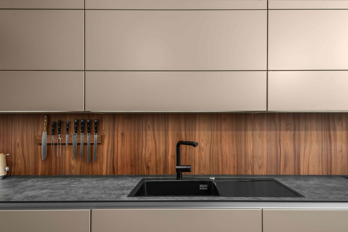 helle Küche mit dunkler Holzoptik Silbermond Jasmin